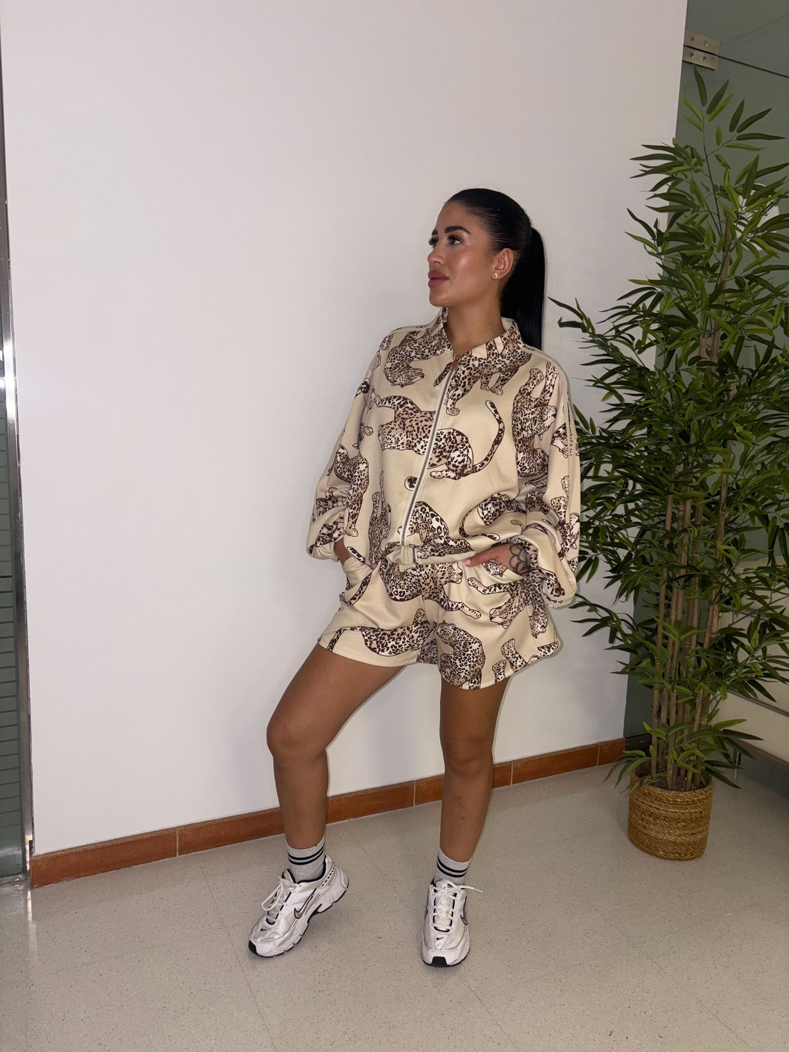 Conjunto Bomber y Bermudas Leopardo
